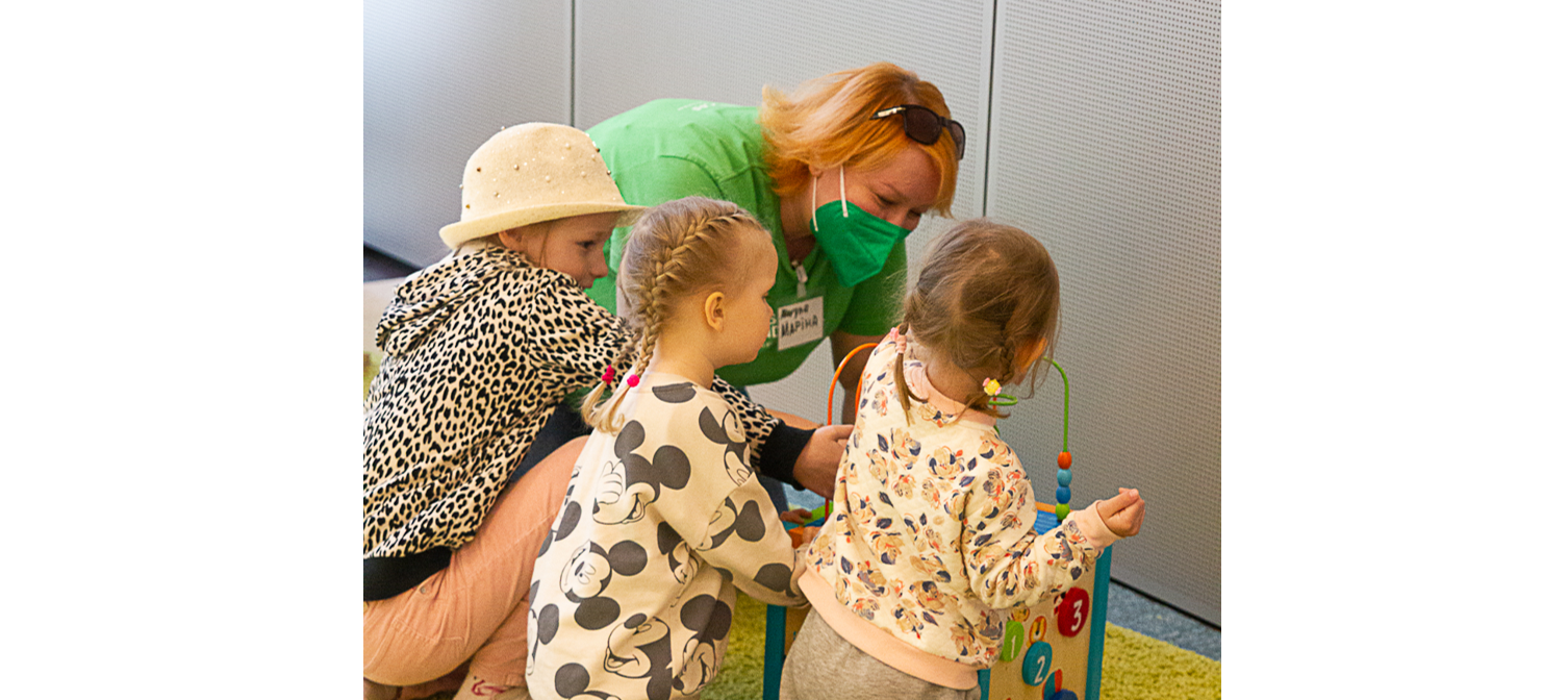 Une accompagnatrice joue avec les enfants dans notre espace dédié aux enfants réfugiés ukrainiens en Autriche