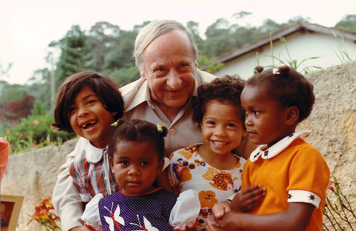Notre fondateur, Hermann Gmeiner, en visite dans un village d'Enfants SOS