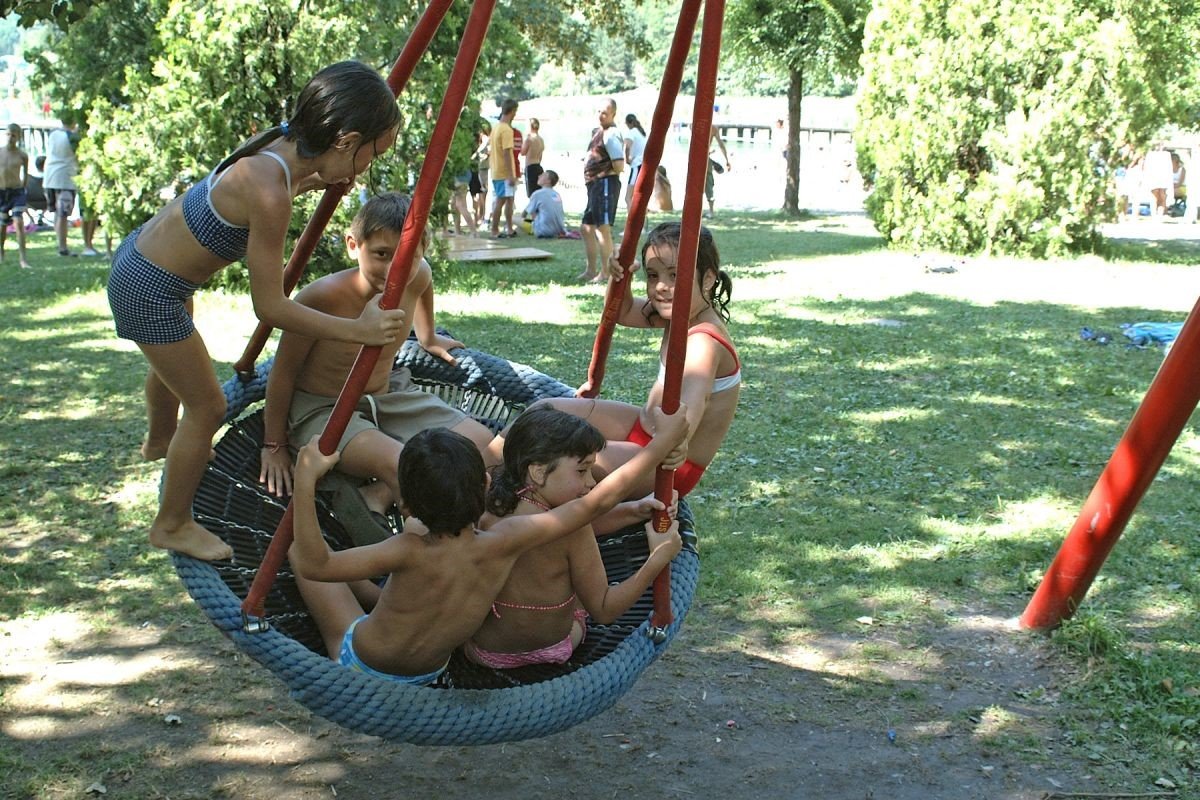 Kinderen op schommel