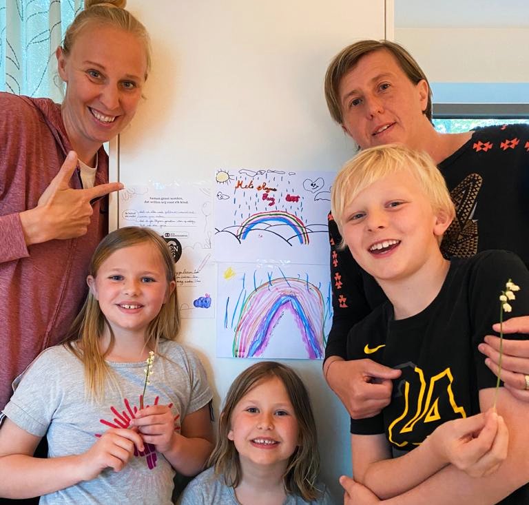 La basketteuse Ann Wauters et sa famille devant leur Pacte Arc-en-ciel.