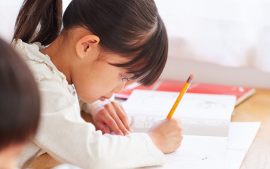 Offrez une heure d’aide aux devoirs à un enfant dans le besoin