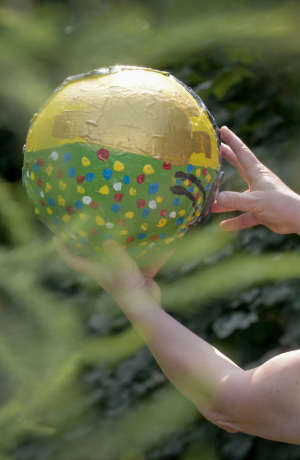 Elisabeth se confie sur sa vie, marquée par la négligence émotionnelle