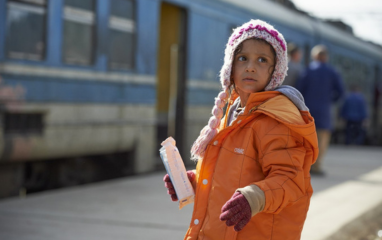 Offrez à un enfant un bonnet et des moufles
