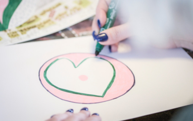 Offrez une activité thérapeutique à un enfant qui a vécu des traumatismes