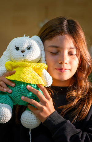Une photo de maman, un doudou et le collier du chat : tout cela aide les enfants à se sentir en sécurité