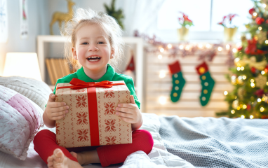 Offrez un cadeau de Noël à un enfant