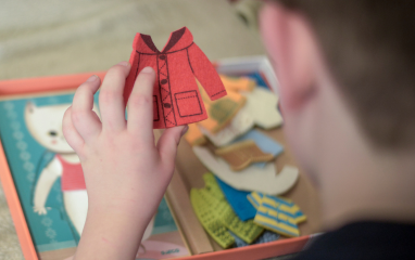 Offrez des jouets sûrs et éducatifs à un enfant en difficulté