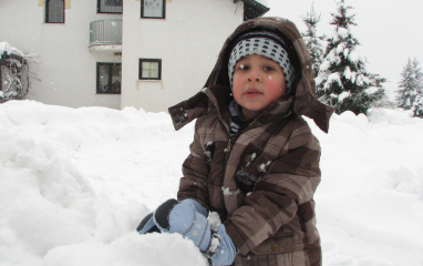 Offrez à un enfant un manteau d’hiver, un bonnet et des moufles